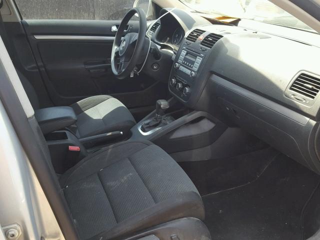 3VWJZ7AJXAM080171 - 2010 VOLKSWAGEN JETTA S 银色 照片 5