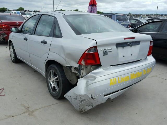 1FAHP34NX7W226436 - 2007 FORD FOCUS ZX4 SILVER photo 3