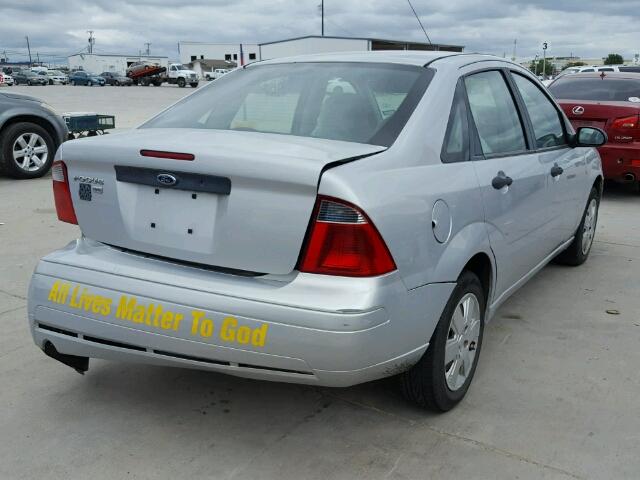 1FAHP34NX7W226436 - 2007 FORD FOCUS ZX4 SILVER photo 4