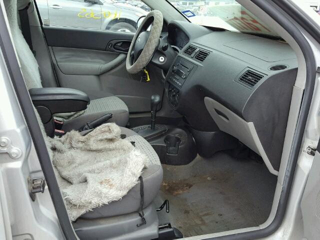 1FAHP34NX7W226436 - 2007 FORD FOCUS ZX4 SILVER photo 5