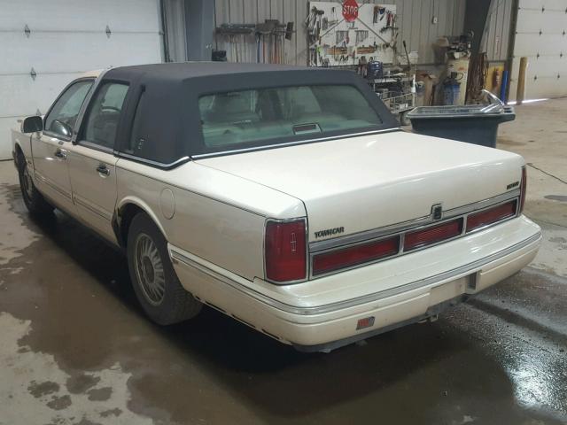 1LNLM83W3VY747211 - 1997 LINCOLN TOWN CAR C CREAM photo 3