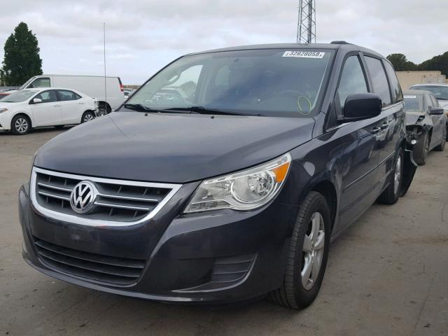 2V4RW3DGXBR717292 - 2011 VOLKSWAGEN ROUTAN SE GRAY photo 2