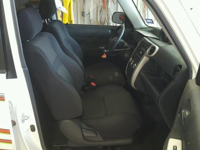 JTLKT324854028179 - 2005 TOYOTA SCION XB Ақ фото 5