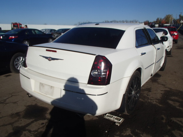 2C3CA5CV6AH105349 - 2010 CHRYSLER 300 TOURIN WHITE photo 4