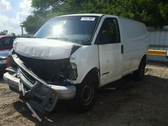 1GCHG35R821246881 - 2002 CHEVROLET EXPRESS G3 WHITE photo 2