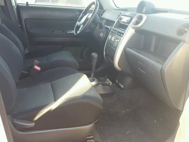 JTLKT324664074174 - 2006 TOYOTA SCION XB WHITE photo 5