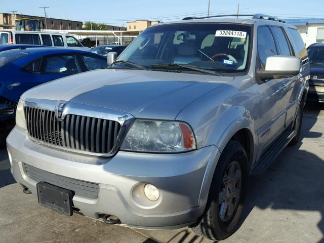 5LMFU27R54LJ26544 - 2004 LINCOLN NAVIGATOR 银色 照片 2