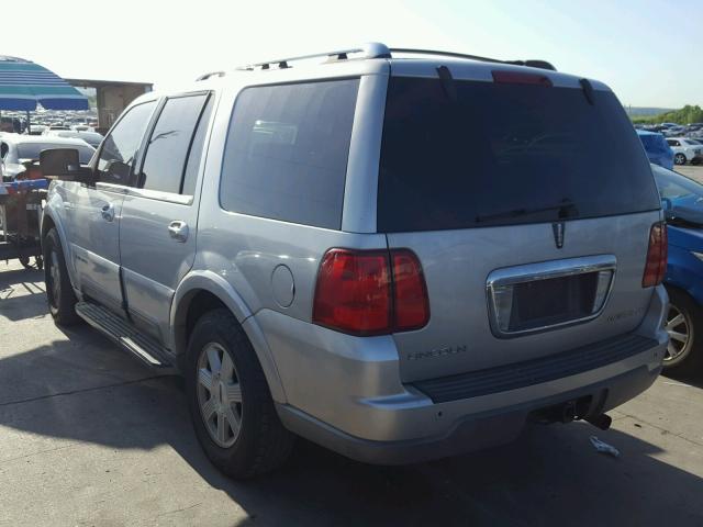 5LMFU27R54LJ26544 - 2004 LINCOLN NAVIGATOR 银色 照片 3