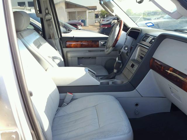 5LMFU27R54LJ26544 - 2004 LINCOLN NAVIGATOR 银色 照片 5