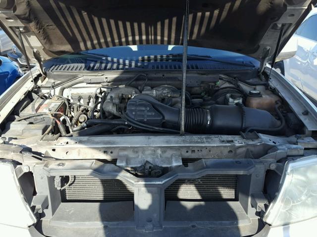 5LMFU27R54LJ26544 - 2004 LINCOLN NAVIGATOR 银色 照片 7