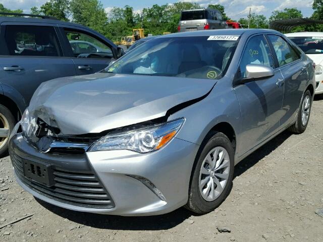 4T1BF1FK3HU764902 - 2017 TOYOTA CAMRY LE GRAY photo 2