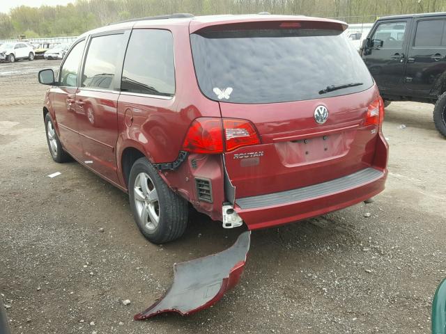 2V4RW3DG5BR635048 - 2011 VOLKSWAGEN ROUTAN SE RED photo 3