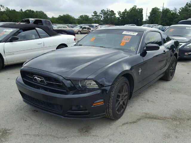 1ZVBP8AM1D5212691 - 2013 FORD MUSTANG BLACK photo 2