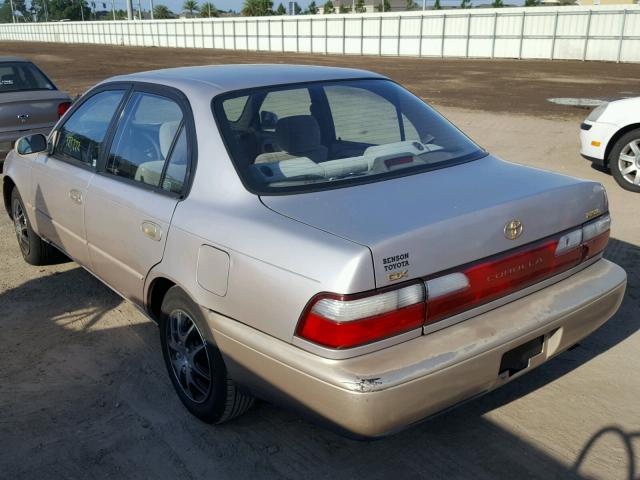 1NXBB02E9VZ572658 - 1997 TOYOTA COROLLA DX GOLD photo 3