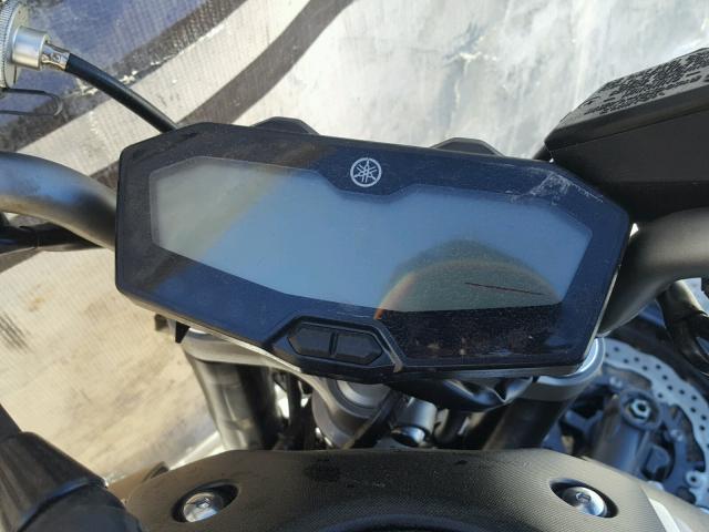 JYARM06E1HA013372 - 2017 YAMAHA FZ07 SILVER photo 8