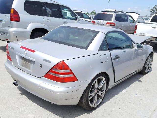 WDBKK47F7XF080956 - 1999 MERCEDES-BENZ SLK 230 KO SILVER photo 4