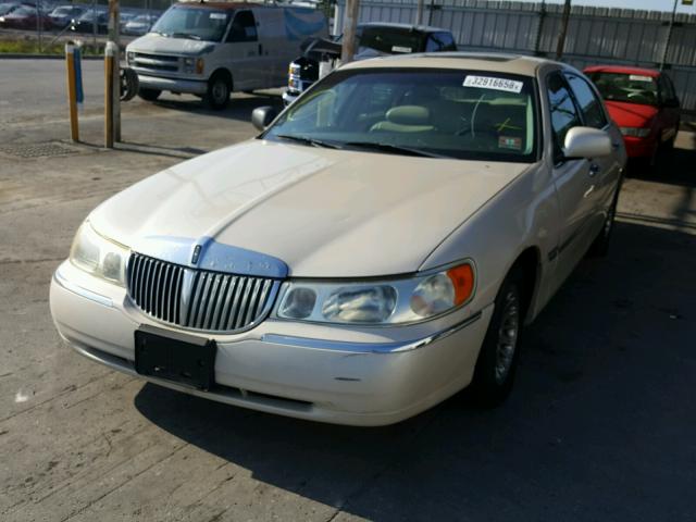 1LNHM83W3XY707350 - 1999 LINCOLN TOWN CAR C CREAM photo 2