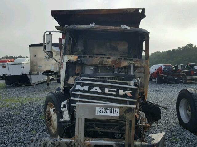 1M2AG11C37M047181 - 2007 MACK 700 BURN photo 10