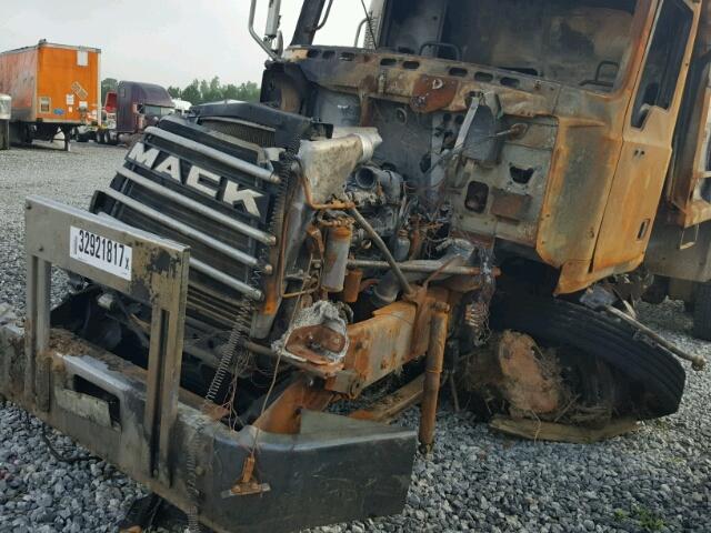 1M2AG11C37M047181 - 2007 MACK 700 BURN photo 9