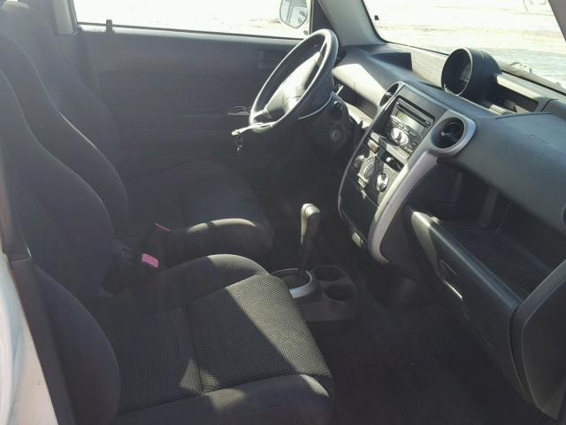 JTLKT324964050578 - 2006 TOYOTA SCION XB WHITE photo 5