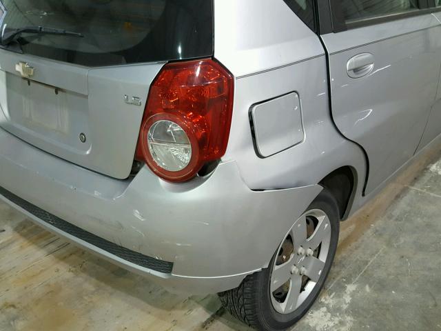 KL1TD66E39B395212 - 2009 CHEVROLET AVEO LS SILVER photo 9