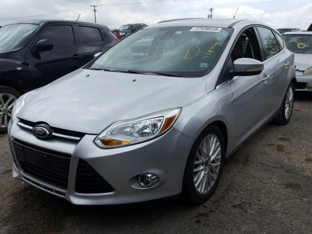 1FAHP3M26CL338569 - 2012 FORD FOCUS SEL SILVER photo 2