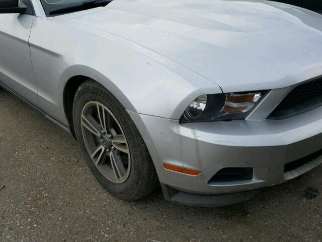 1ZVBP8AM7B5165888 - 2011 FORD MUSTANG SILVER photo 10