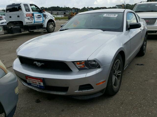 1ZVBP8AM7B5165888 - 2011 FORD MUSTANG SILVER photo 2