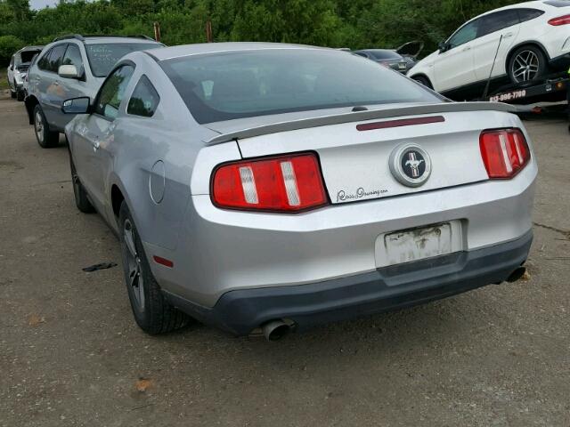 1ZVBP8AM7B5165888 - 2011 FORD MUSTANG SILVER photo 3