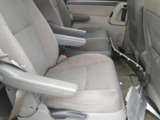 2V4RW4DG6BR642337 - 2011 VOLKSWAGEN ROUTAN S SILVER photo 6