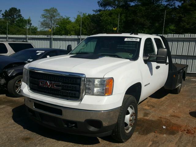 1GD422CL3CF145432 - 2012 GMC SIERRA K35 WHITE photo 2