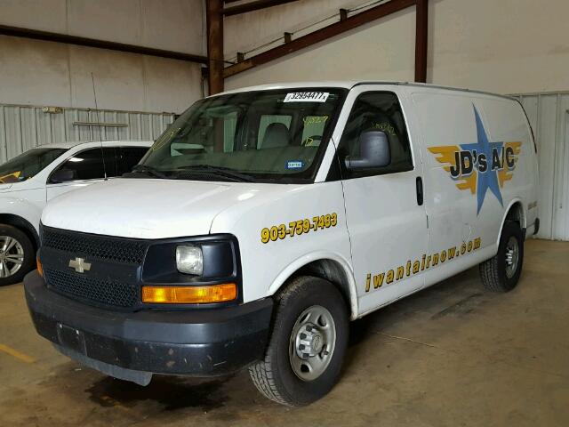 1GCGG25C781118027 - 2008 CHEVROLET EXPRESS G2 WHITE photo 2