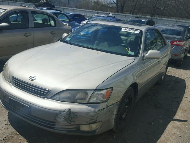 JT8BF28G0W0102071 - 1998 LEXUS ES 300 SILVER photo 2