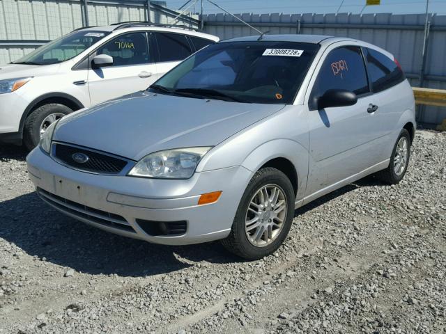 1FAFP31N07W153931 - 2007 FORD FOCUS ZX3 GRAY photo 2