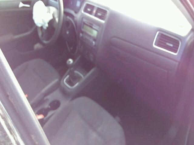 3VW1K7AJ8BM329489 - 2011 VOLKSWAGEN JETTA BASE Սև լուսանկար 5