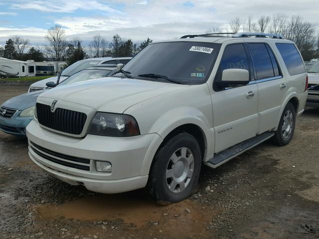 5LMFU28575LJ20516 - 2005 LINCOLN NAVIGATOR WHITE photo 2