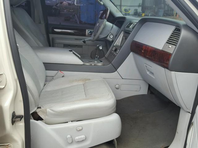 5LMFU28575LJ20516 - 2005 LINCOLN NAVIGATOR WHITE photo 5
