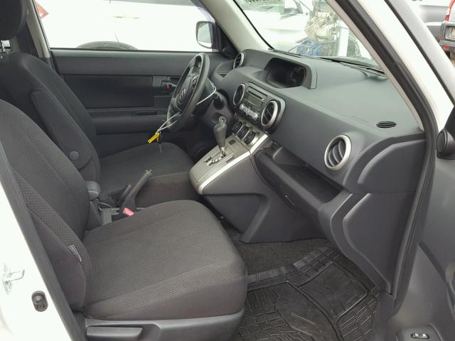 JTLKE50E291081145 - 2009 TOYOTA SCION XB WHITE photo 5