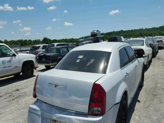 2C3KA53G46H372008 - 2006 CHRYSLER 300 TOURIN WHITE photo 4