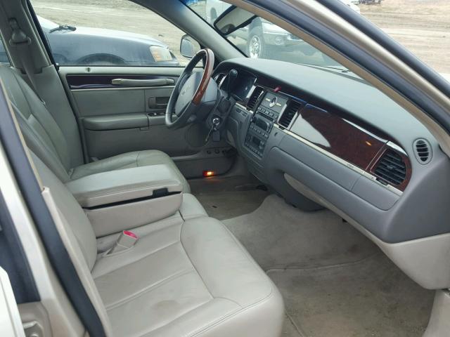 2LNHM82V99X600556 - 2009 LINCOLN TOWN CAR S TAN photo 5