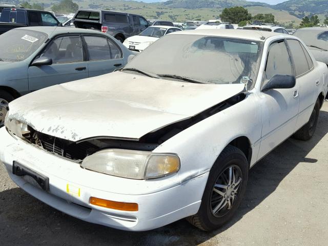 4T1BG12K1TU787770 - 1996 TOYOTA CAMRY DX WHITE photo 2