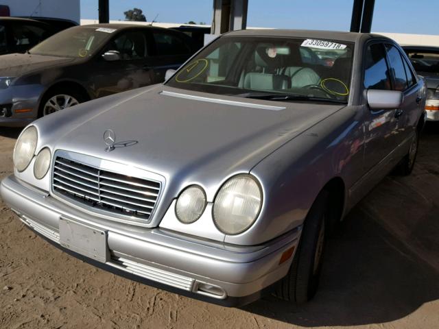 WDBJF70F4WA644442 - 1998 MERCEDES-BENZ E 430 SILVER photo 2