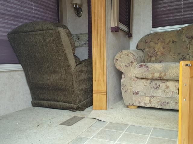 4YDF295265D515391 - 2005 KEYSTONE MONTANA WHITE photo 5