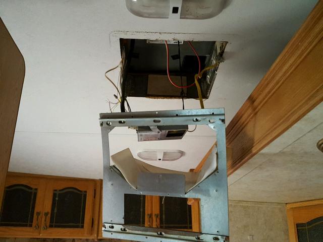 4YDF295265D515391 - 2005 KEYSTONE MONTANA WHITE photo 9