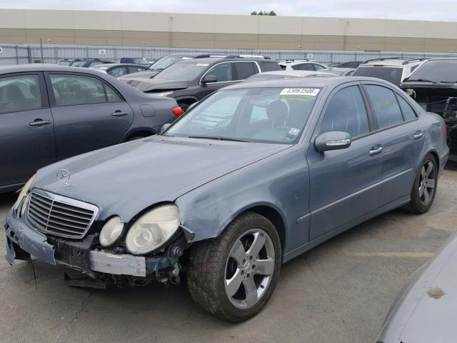 WDBUF70J75A683963 - 2005 MERCEDES-BENZ E 500 BLUE photo 2