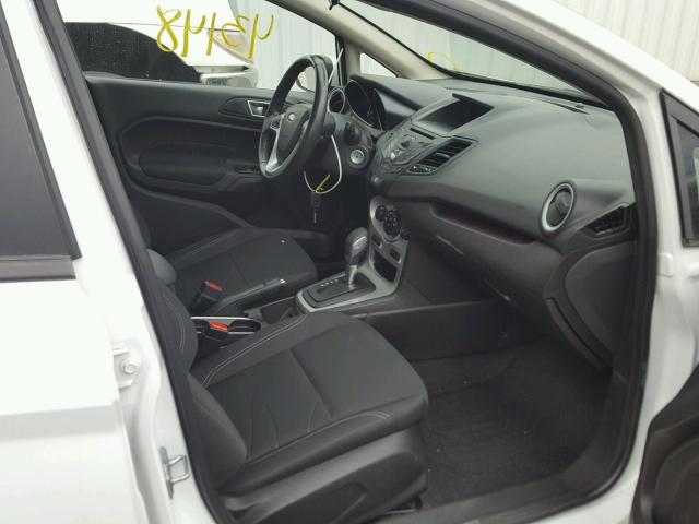 3FADP4EJ9FM118422 - 2015 FORD FIESTA SE WHITE photo 5