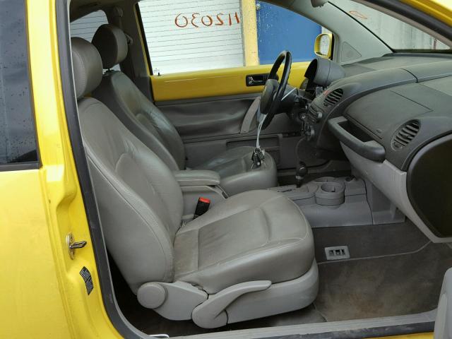 3VWCR31CX5M405779 - 2005 VOLKSWAGEN NEW BEETLE 黄色 照片 5