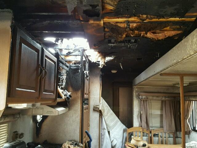 1UJCJ02N8W5LD0074 - 1998 JAYC TRAVEL TRL WHITE photo 9