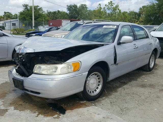 1LNHM81W3YY884677 - 2000 LINCOLN TOWNCAR SILVER photo 2