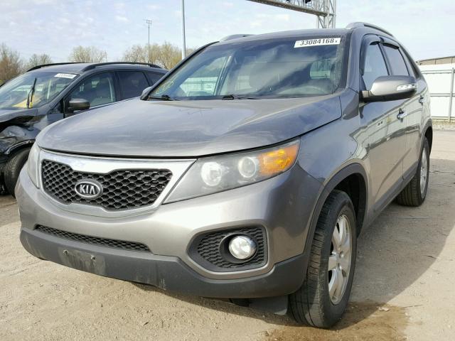 5XYKT3A62CG188944 - 2012 KIA SORENTO BA GRAY photo 2